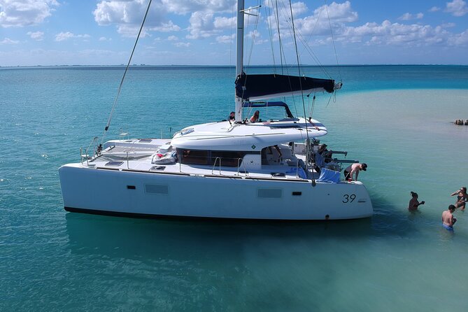 Private Luxury Catamaran Tour to Stingray City and Snorkel - A private catamaran built for the North Sound