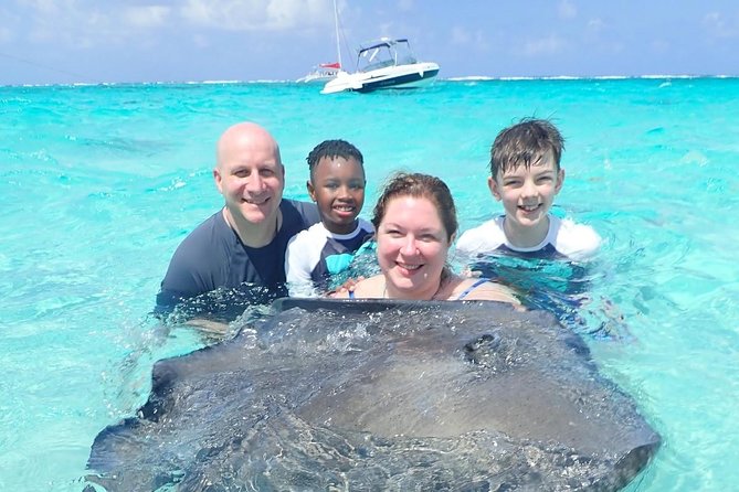 Stingray City and Snorkel Tour With Lunch - Why this Grand Cayman boat trip is worth considering