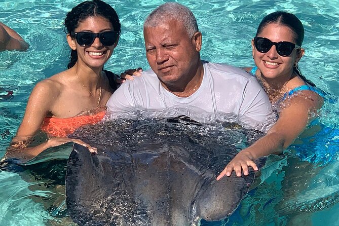 StingrayCity ,Coral Garden & Starfish Tour. - Finding starfish at Starfish Point